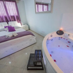 Hotel Mesogios House Suites cazare Larnaca