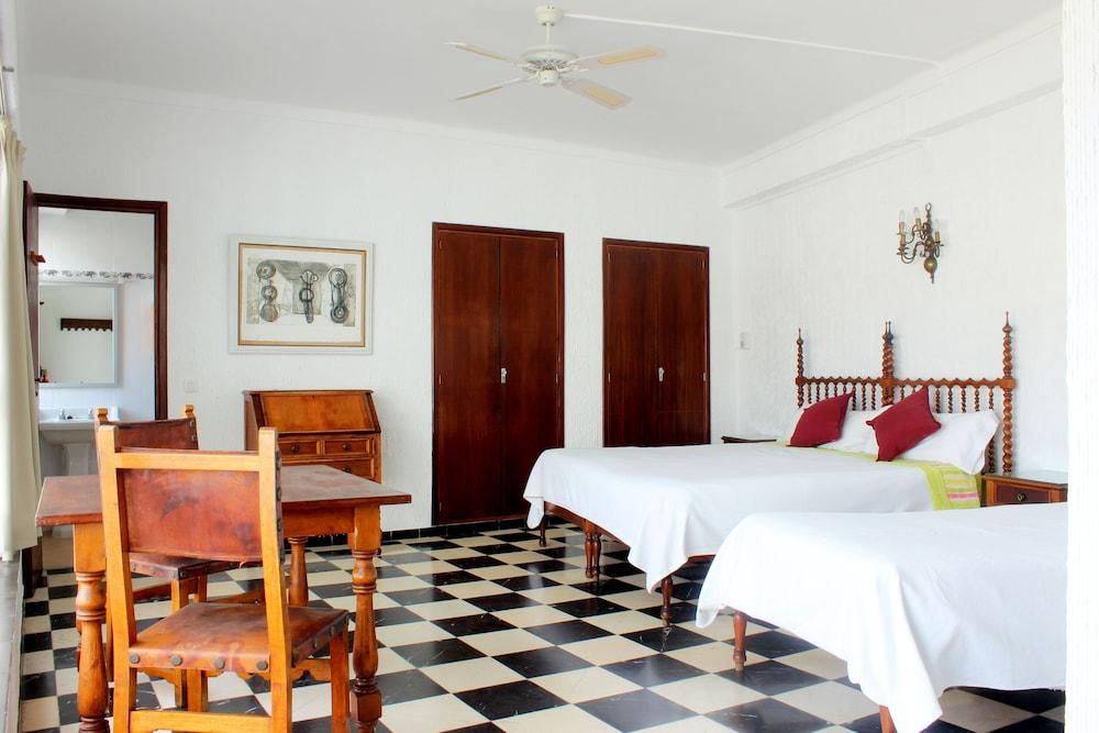 Hotel Hostal Cas Bombu