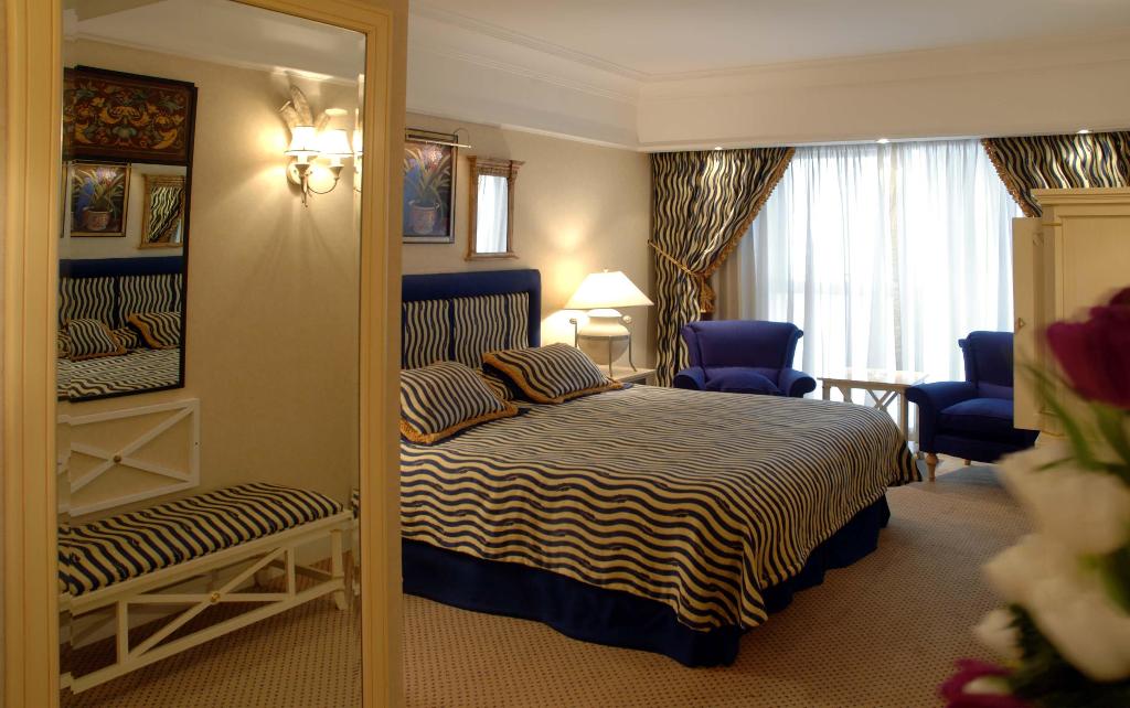 Hotel Crowne Plaza Dubai Hotel & Apartments