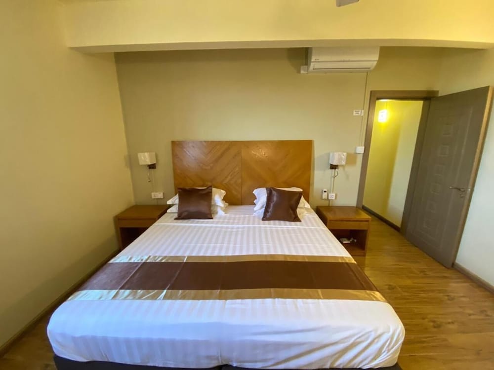 Hotel The Monalysa Suites And Residence