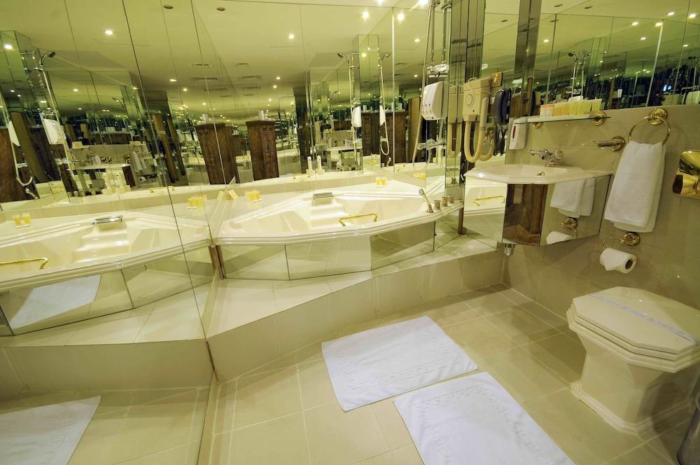 Hotel Sun And Sands Clock Tower