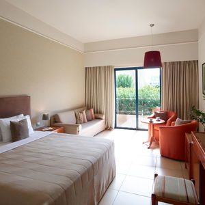 Hotel The Ixian Grand & All Suites cazare Micsi